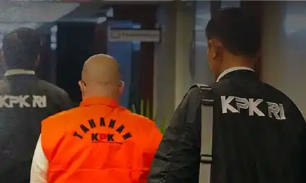 Mantan Direktur Utama PT Taspen Antonius N Kosasih mengenakan rompi tahanan KPK (Foto: Dok MI)