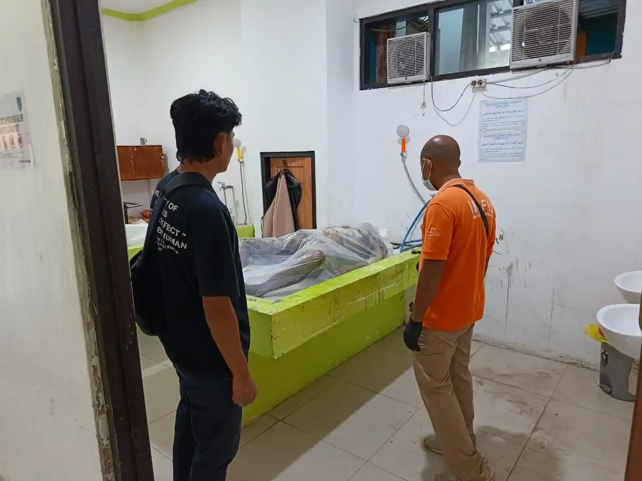 Polisi membawa korban ke RSUD Dr. Moh Saleh Kota Probolinggo (Foto: Dok MI)