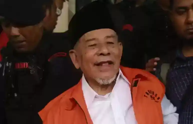 KPK Buka Peluang Jerat Korporasi di Kasus Abdul Gani Kasuba, Dugaan Keterlibatan PT Mineral Trobos Menguat? Abdul Gani Kasuba mengenakan peci hitam, tangan diborgol dan berompi tahanan (Foto: Dok MI)