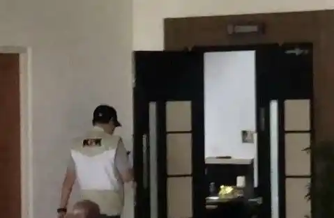 Petugas KPK saat menggeledah Kantor Gubernur Kalsel Sahbirin Noor (Foto: Dok MI)