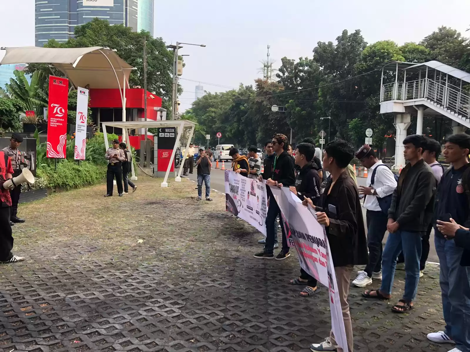 Kelompok aktivis Mahasiswa Pemerhati Lingkungan dan Masyarakat Sipil hari ini menggelar aksi unjuk rasa di depan kantor Komisi Pemberantasan Korupsi (KPK), Kamis (1/8/2024) kemarin. (Foto: Dok MI)