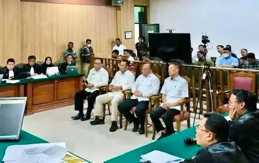 Sekda Malut Non Aktif Samsuddin A. Kadir (paling kana) dan tiga pejabat Pemprov lainnya beberapa waktu lalu telah memberikan kesaksian di Pengadilan Negeri Ternate (Foto: MI/Ist)