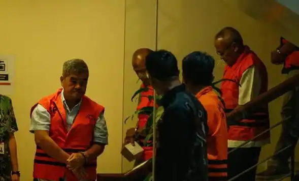 Para tersangka turun tangga usai diperiksa penyidik KPK pada Selasa (4/11/2025) malam (Foto: Dok MI/Adelio Pratama)