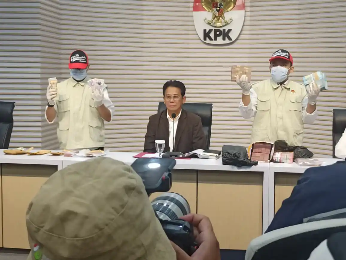 Petugas KPK memamerkan uang hasil pemerasan Gubernur Abdul Wahid dan kawan-kawan - Wakil Ketua KPK Johanis Tanak (tengah) (Foto: Dok MI/Albani Wijaya)