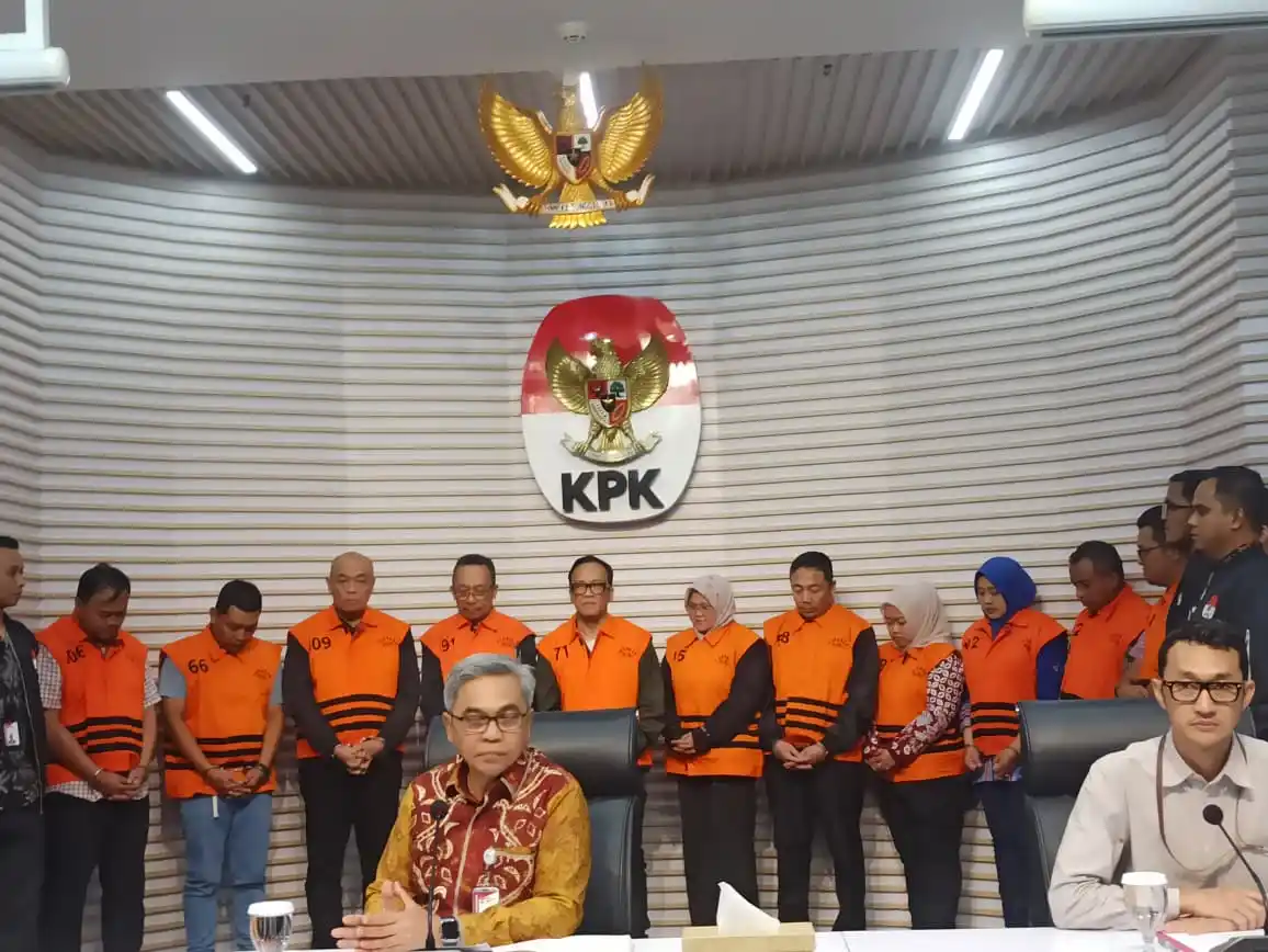 KPK akan melakukan pemeriksaan etik kepada pegawainya yang merupakan istri dari salah satu tersangka dugaan pemerasan dan atau gratifikasi pada pengurusan sertifikat Keselamatan dan Kesehatan Kerja (K3) di Kementerian Ketenagakerjaan (Kemnaker). Konferensi pers penahanan mantan Wamenaker Immanuel dan kawan-kawan. Ketua KPK Setyo Budiyanto (kiri) dan Juru Bicara KPK Budi Prasetyo (kanan) Foto: Dok MI/Albani