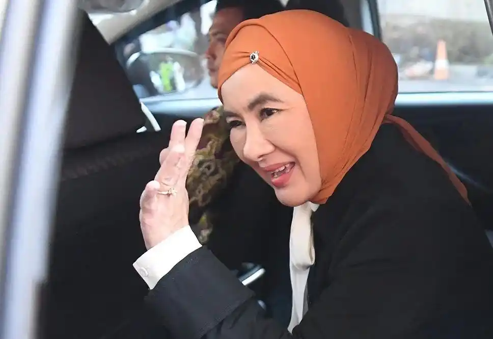 Nicke Widyawati usai diperiksa KPK sebagai saksi kasus dugaan korupsi pengadaan gas alam cair LNG tahun 2011-2021 dengan tersangka mantan dirut Pertamina Galaila Karen Kardinah alias Karen Agustiawan, Kamis (26/10/2023) lalu (Foto: Dok MI/Antara)