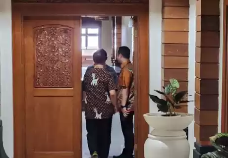 Sejumlah kepala dinas masuk ke ruangan di lantai 8 Gedung Moch Ihsan kompleks Balai Kota Semarang, Kamis, tempat pemeriksaan yang dilakukan oleh KPK, Kamis (18/7/2024). (Foto: ANTARA)