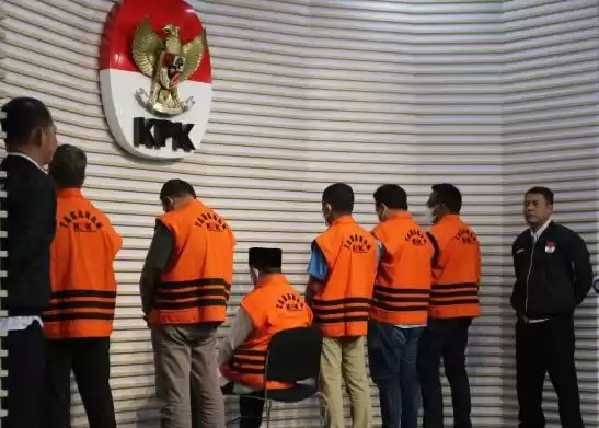KPK tahan Gubernur Maluku Utara Abdul Ghani Kasuba (duduk) dan para tersangka lainnya.(Foto: Antara)