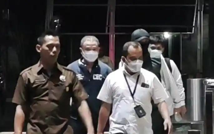 Direktur Utama PT Wahana Adyawarna, Menas Erwin Djohansyah, saat tiba di Gedung Merah Putih KPK, Jakarta Selatan, usai ditangkap terkait kasus dugaan suap pengurusan perkara yang menjerat eks Sekretaris Mahkamah Agung (MA) Hasbi Hasan, Rabu (24/9/2025).