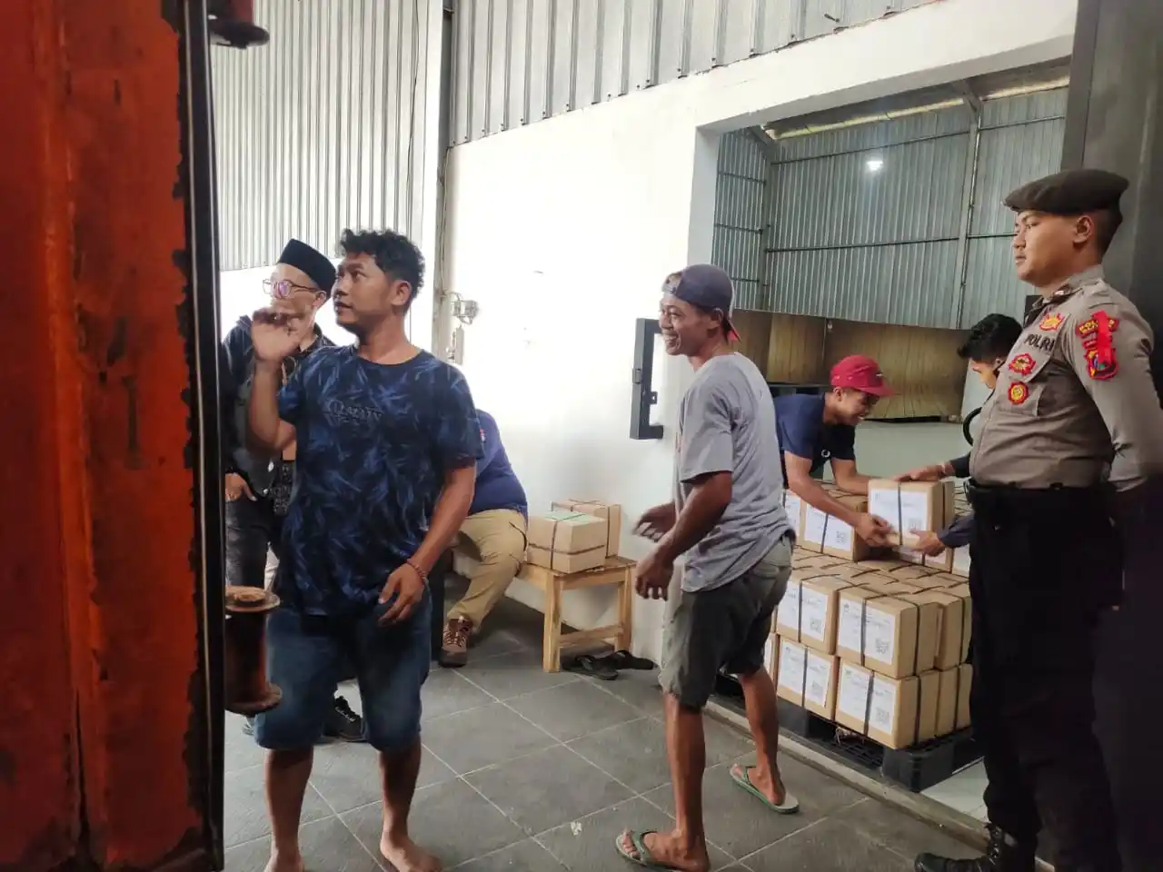 Petugas saat mengawasi proses penurunan surat suara, di gudang KPU Kabupaten Blitar.( dok/ KPU)