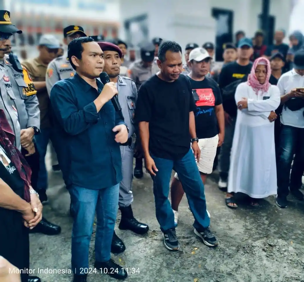 Ketua KPU Kabupaten Blitar, Sugino saat menemui ribuan masa aksi di depan kantor KPU Kabupaten Blitar (Foto: Dok MI/Joko Prasetyo)
