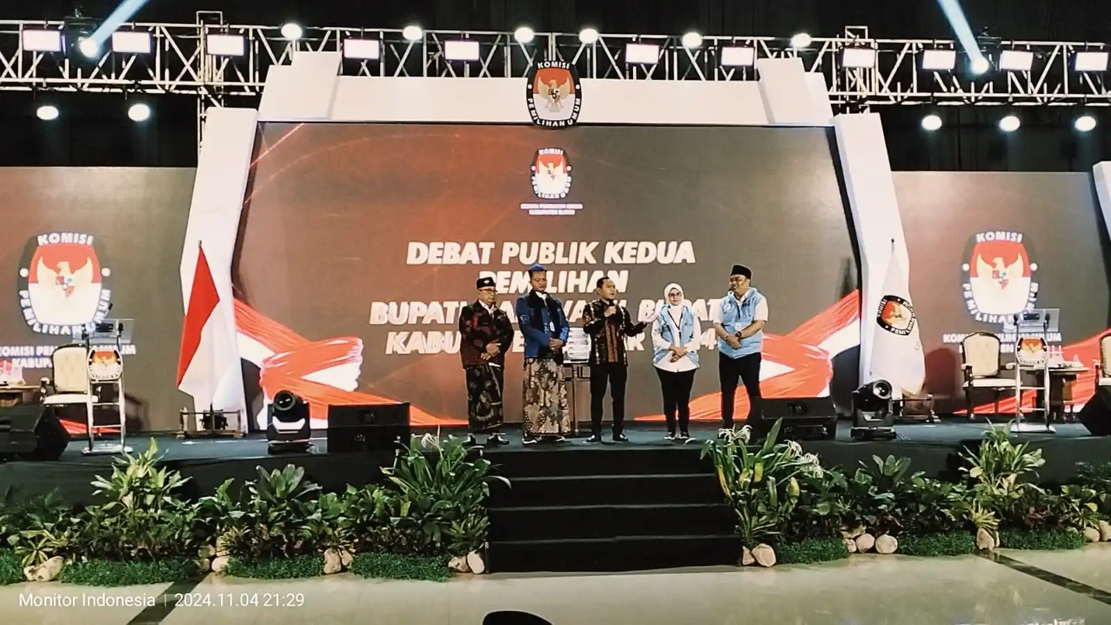 Ketua KPU bersama dua Paslon Cabup dan Cawabup Kabupaten Blitar pada acara Debat ke dua. (Foto: Dok MI/Joko Prasetyo)