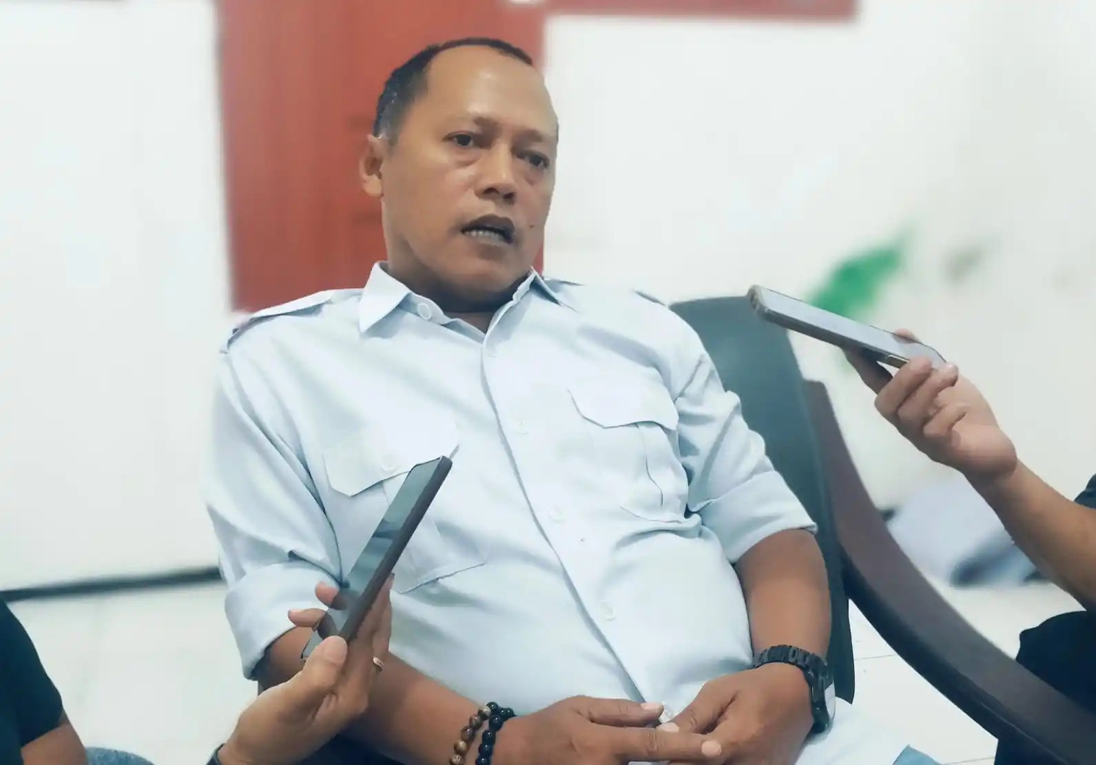 Chepto Rosdyanto, Komisioner KPU Kabupaten Blitar, Divisi Sosdiklih dan SDM, menyampaikan keterangan pers usai rapat bersama para LO (Foto: Dok MI/Joko Prasetyo)
