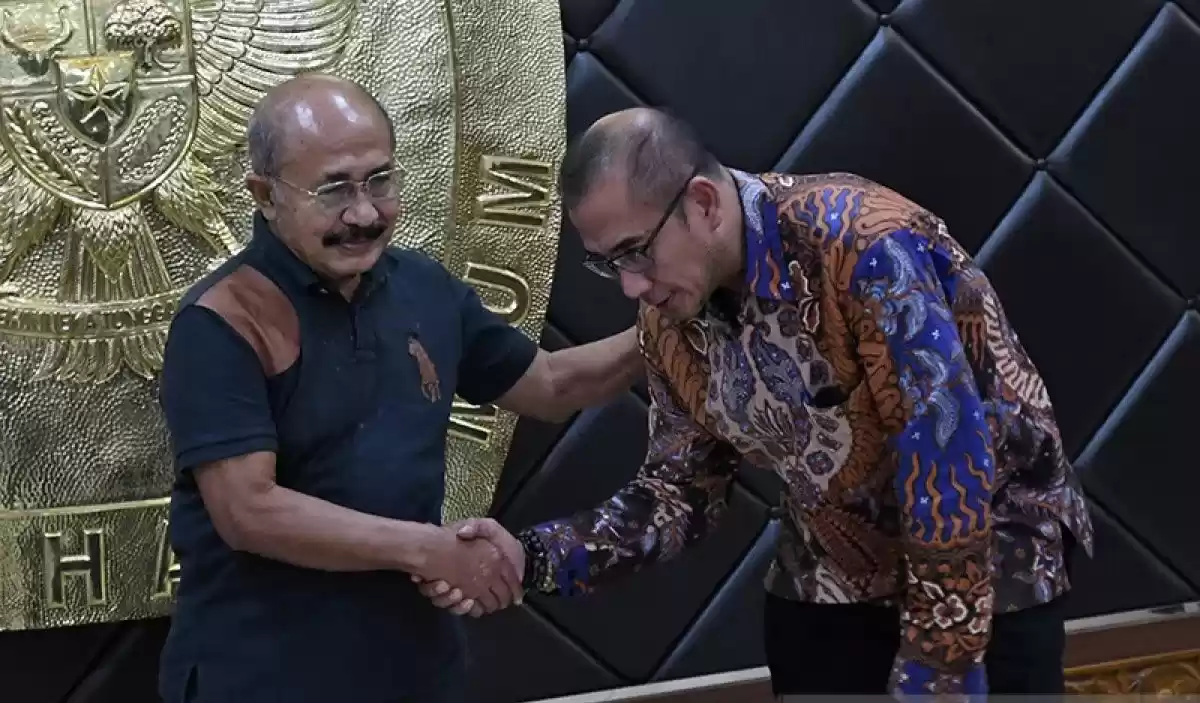 Ketua KPU Hasyim Asy'ari (kanan) menjabat tangan mantan Ketua KPU masa jabatan 2004-2007 Ramlan Surbakti (kiri) (Foto: ANTARA)