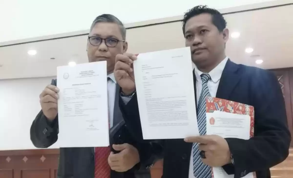 Kuasa hukum Anggota DPD RI Filep Wamafma menunjukkan surat penerimaan laporan BK DPD RI di kompleks parlemen, Jakarta, Selasa (6/8/2024). (Foto: Antara)