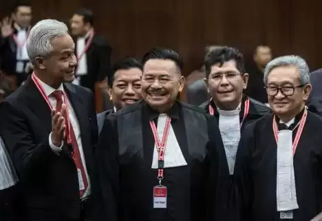Ganjar Pranowo (kiri), Otto Hasibuan (tengah) dan Maqdir Ismail (kanan) di Mahkamah Konstitusi (MK)