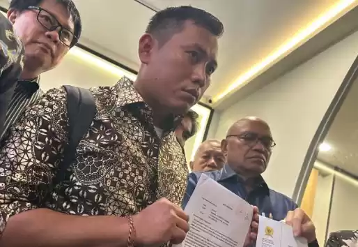 Staf Sekretaris Jenderal PDI Perjuangan Hasto Kristiyanto, Kusnadi, menunjukkan sejumlah dokumen usai melaporkan penyidik KPK ke Komnas HAM di Kantor Komnas HAM, Jakarta, Rabu (12/06/2024). [Foto: ANTARA]