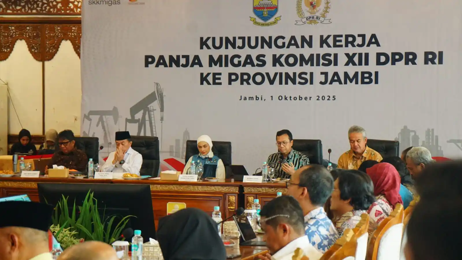 Gubernur Jambi, H Al Haris (dua dari kiri) pada pertemuan dengan Panja Migas Komisi XII DPR RI di rumah dinas Gubernur Jambi, Kota Jambi, Rabu (1/10/2025). (Foto : Ist).