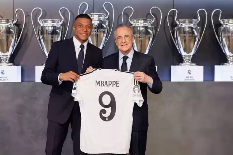 Kylian Mbappe resmi diperkenalkan sebagai pemain baru Real Madrid di Santiago Bernabeu pada Selasa (16/7/2024). [Foto: Doc. Real Madrid]