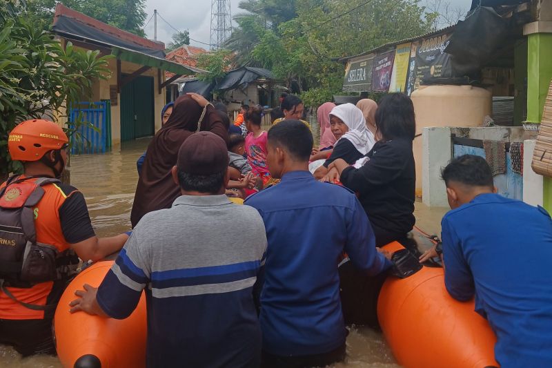 Akibat Banjir, Puluhan Warga Kabupaten Tangerang Diungsikan