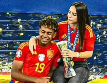 Lamine Yamal merayakan juara Euro 2024 dengan sang pacar Alex Padilla. (foto: X/siaranlivebola)