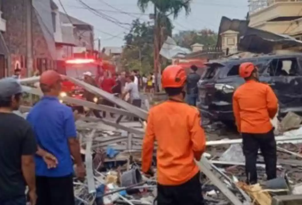 Tampak dalam photo puing-puing rumah berserakan. Adapun petugas damkar dan mobil damkar berada di lokasi. Selain puing bangunan, terlihat satu unit mobil mengalami kerusakan pada kaca dan bodi.