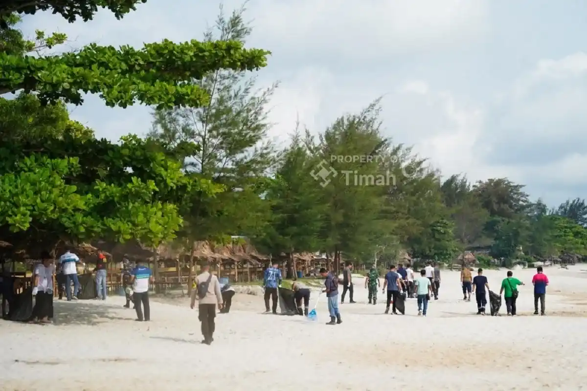 PT Timah-Pokdarwis Rambak Bersihkan Plastik Objek Wisata [Foto: Doc. PT Timah]