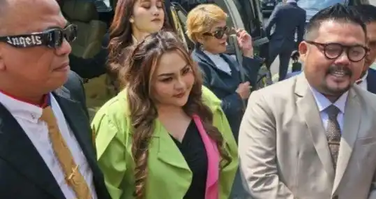 Kuasa Hukum Lisa Tantang Ridwan Kamil Tes DNA Bareng Lisa Mariana bersama kuasa hukumnya di Pengadilan Negeri Kota Bandung (Foto: Ist)