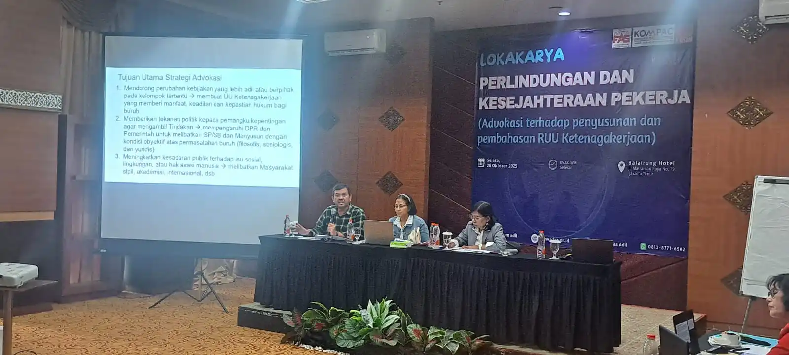 Lokakarya YFAS 90-FGSBM: Perlindungan Buruh dan Pengawas Ketenagakerjaan jadi Sorotan Sekretaris Jenderal (Sekjen) Organisasi Pekerja Seluruh Indonesia (OPSI) Timboel Siregar (kiri), peneliti masalah Ketenagakerjaan Universitas Parahyangan Bandung, Indrasari Tjandraningsih (tengah) dan Moderator Endang Rokhani (kanan) (Foto: Adelio Pratama)