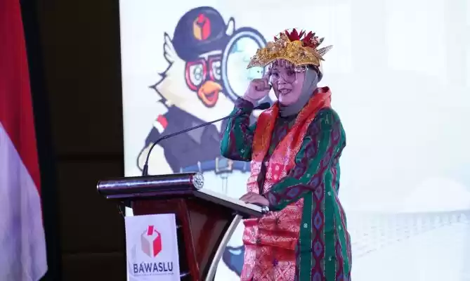 Anggota Bawaslu RI, Lolly Suhenty dalam Rakornas Evaluasi Pemberitaan Bawaslu pasca Pemilu 2024 di Palembang, Sumatera Selatan. (Foto: Dok. Bawaslu RI)