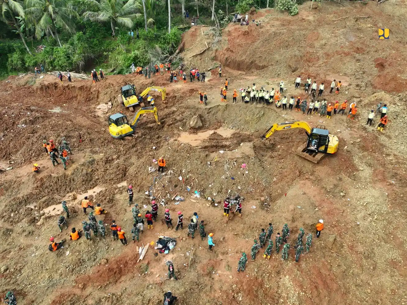 Kementerian PU membantu evakuasi tanah akibat longsor di Dusun Situkung, Desa Pandanarum, Kecamatan Pandanarum, Kabupaten Banjarnegara, Jawa Tengah.. Longsor terjadi pada Minggu (16/11). (Foto: PU)