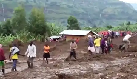 Tangkap Layar sejumlah warga Uganda Timur berada di tempat  Longsor (Foto: Ist)