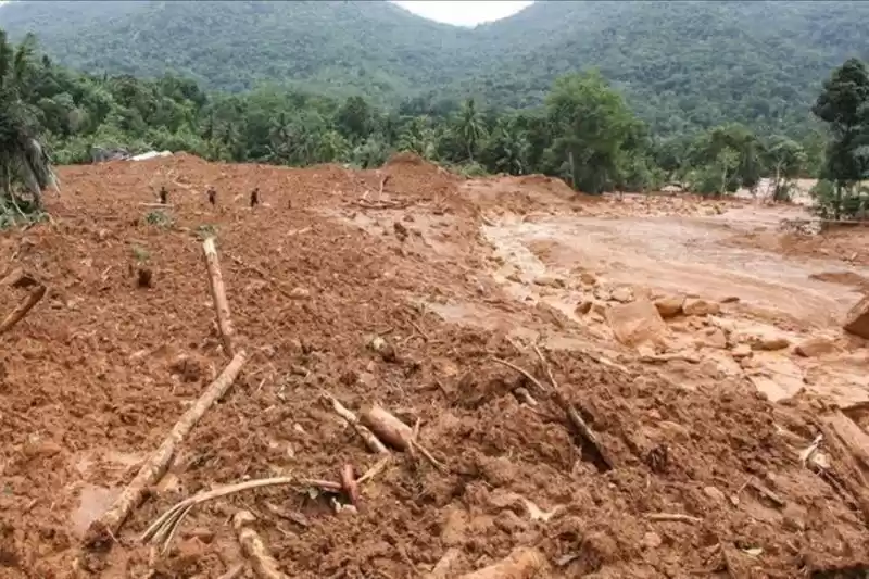 Korban tewas akibat tanah longsor dahsyat di negara bagian Kerala, India selatan, Sabtu (3/8) telah mencapai 215 jiwa, dan 206 lainnya masih belum ditemukan. [Foto: Anadolu]