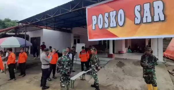 Situasi di Posko SAR pencarian korban longsor di Desa Tulabolo Kecamatan Suwawa Timur Kabupaten Bone Bolango, Provinsi Gorontalo.