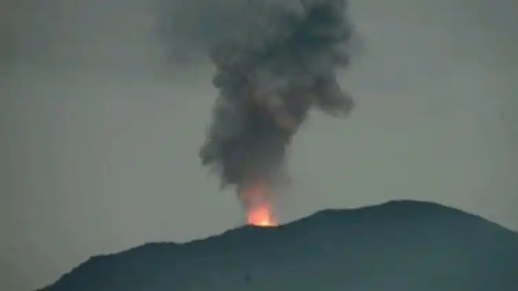 Lontaran abu vulkanik diiringi pijaran api dari puncak Gunung Lewotobi Laki-Laki (Foto: Antara)