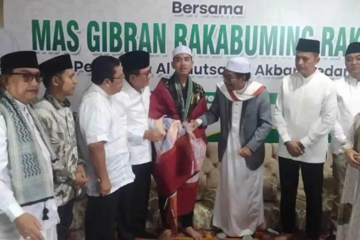 Gibran Rakabuming Raka (keempat dari kanan) (Foto: Dok MI)