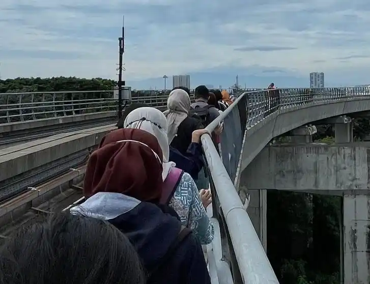 Komis DPR V Panggil Kemenhub dan LRT Kondisi saat penumpang LRT Jabodebek dievakuasi dari kereta ke Stasiun Kampung Rambutan, Jakarta Timur, Sabtu (25/10/2025)