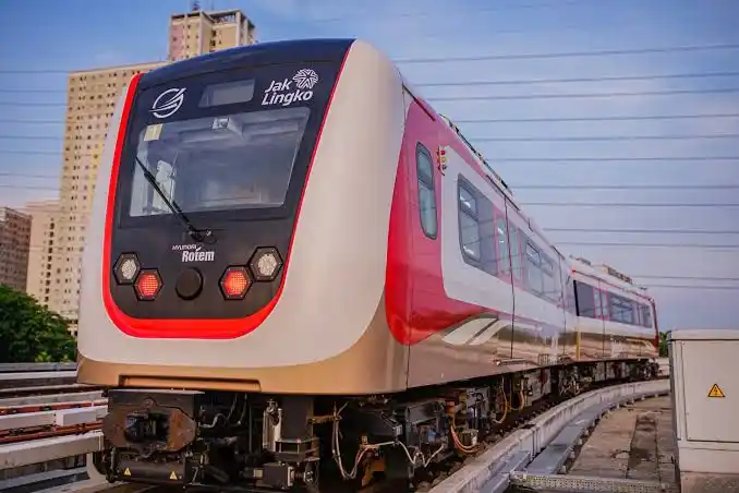 Lintas Raya Terpadu (LRT) Jakarta-Bogor-Depok-Bekasi (Jabodebek) melintas di jalur LRT kawasan Kuningan, Jakarta, Senin (29/5/2023). (Foto: Dok MI/Antara)