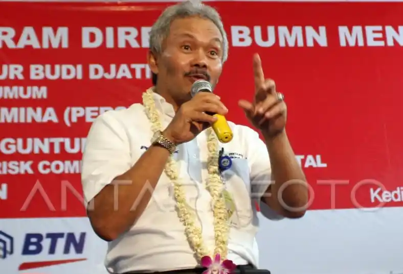 Eks Direktur Umum Pertamina Luhur Budi Djatmiko memberi motivasi kepada ratusan siswa kelas 1 dan kelas 2 ketika mengajar di SMA Negeri 1 Kota Kediri, Jawa Timur, Senin (20/5/2013)