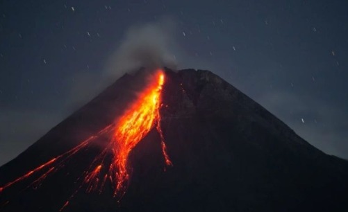 Guguran lava pijar Gunung Merapi pada Siaga (level III) terlihat dari Turi, Sleman, DI Yogyakarta, Selasa (12/12/2023). (Foto: ANTARA)