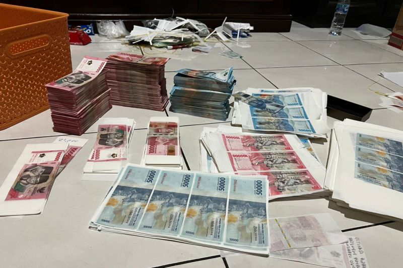 Barang bukti uang palsu hasil pengungkapan Polres Salatiga, Kamis. (Foto: MI/ANTARA)