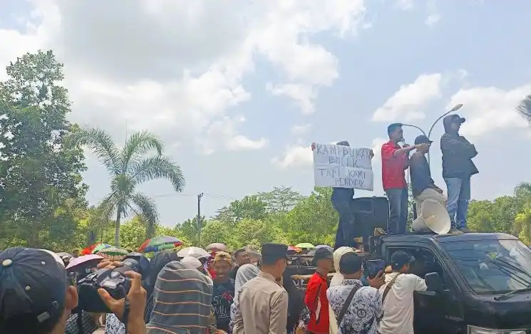 Mahasiswa dan sejumlah guru di Konawe Selatan mengawal sidang kedua Supryani di Pengadilan Negeri Anddolo (Foto: Antara)