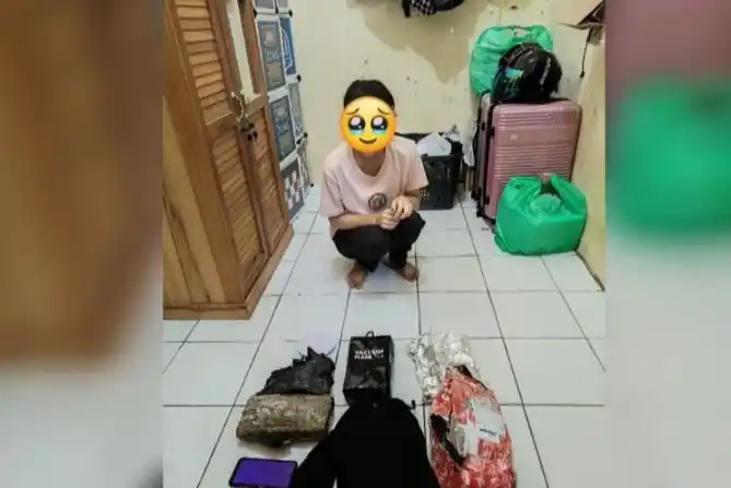 Mahasiswi pemilik ganja 910 gram saat ditangkap dikedimannya (Foto: Antara)