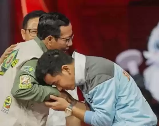Gibran Rakabuming Raka mencium tangan Mahfud Md usai debat cawapres 2024 di KPU (Foto: Dok MI)
