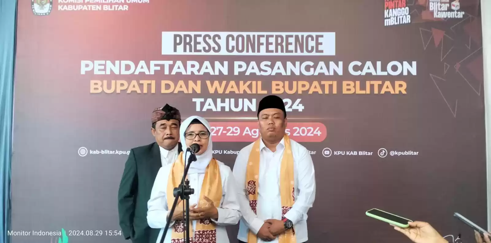 Mak Rini - Abdul Ghoni, saat menyampaikan keterangan pers usai pendaftaran di KPU Kabupaten Blitar (Foto: Dok MI/Joko Prasetyo)