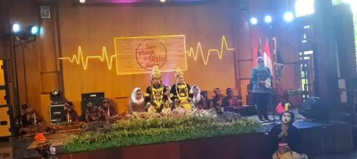 Bupati Blitar Rini Syarifah saat menyampaikan sambutan saat acara Kirab Tumpeng Ketupat Coklat Tahun 2024 (Foto: MI/JK)