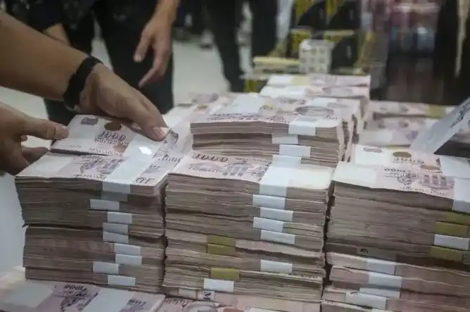 Petugas Kejagung menata barang bukti terkait penangkapan mantan pejabat Mahkamah Agung Zarof Ricar di Kejaksaan Agung, Jakarta, Jumat (25/10/2024). (Foto: Dok MI/Antara)