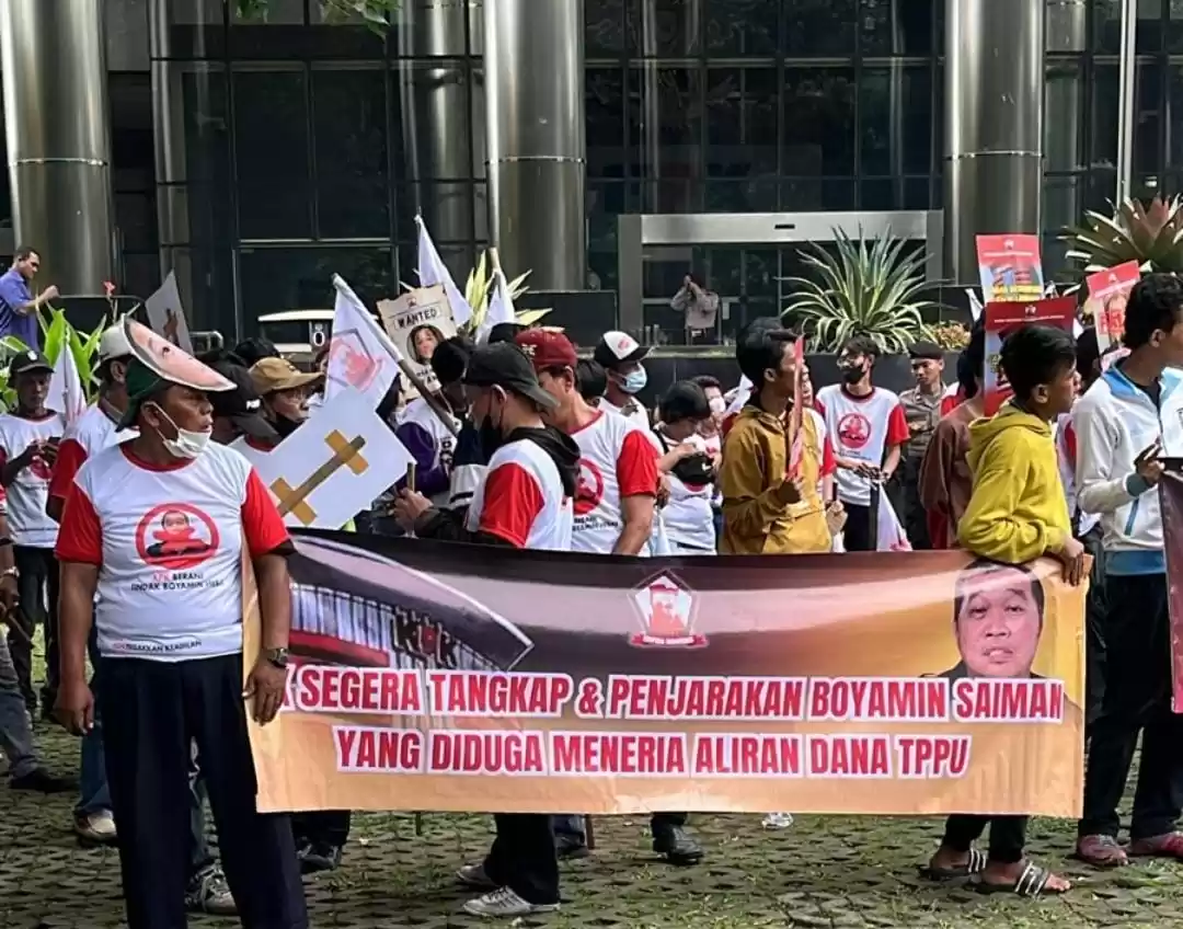 Ampera Indonesia mendesak KPK mengusut tuntas dugaan keterlibatan Koordinator MAKI, Boyamin Saiman di kasus TPPU Bupati Banjarnegara (Foto: MI/Aswan)
                                    class=