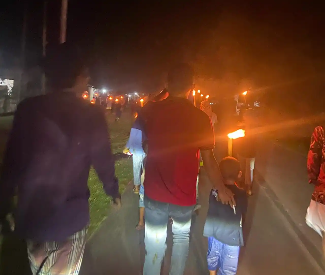 Malam Idul Fitri 1446 H, Ratusan Obor Ramaikan Takbir Keliling di Desa Guali