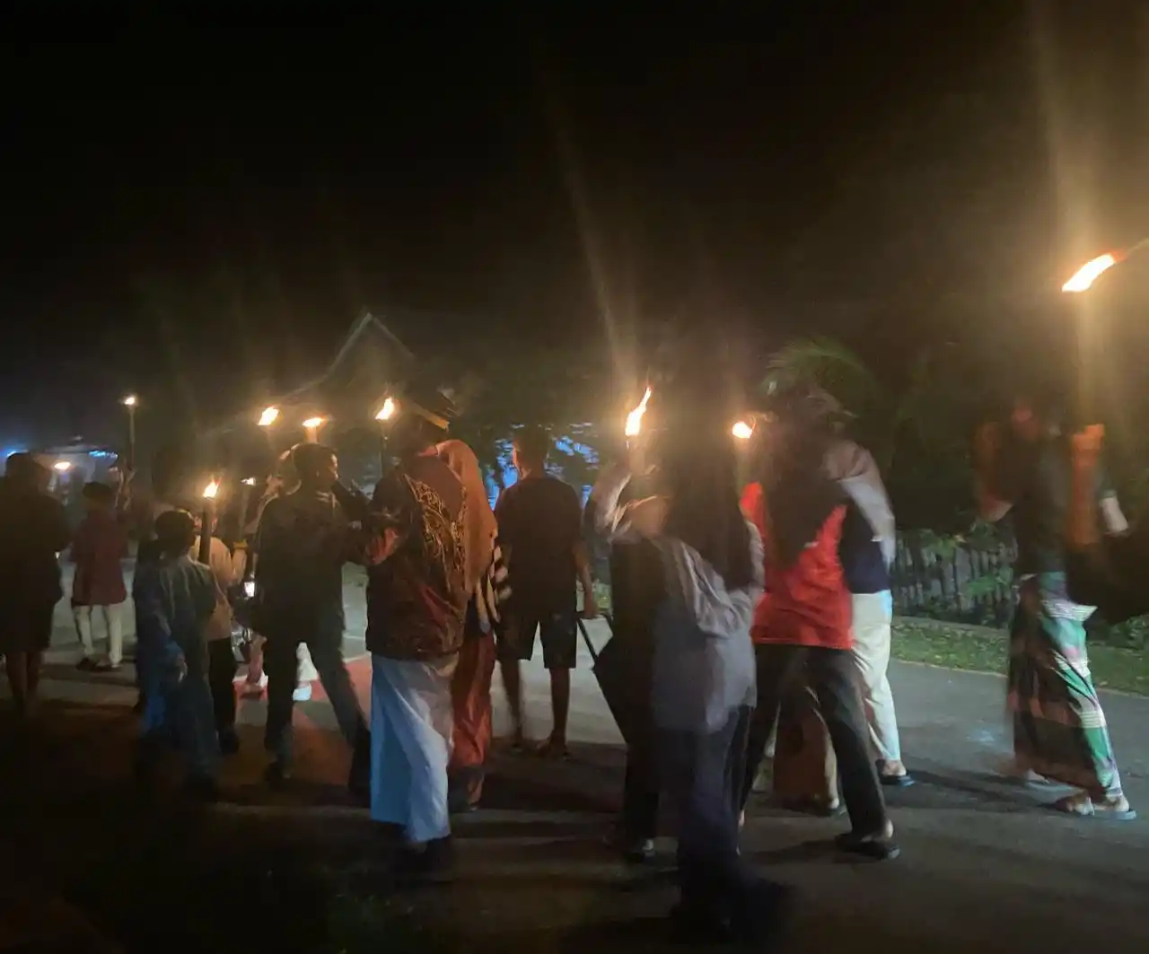 Malam Idul Fitri 1446 H, Ratusan Obor Ramaikan Takbir Keliling di Desa Guali